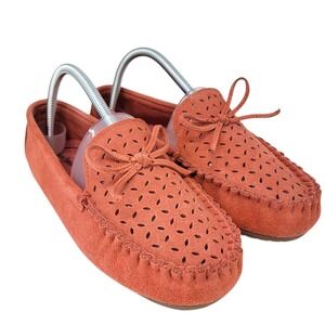 MInnetonka Skyla Driving Shoes Moccasins Womens 8 Suede Coral Pink Salmon Bow‎